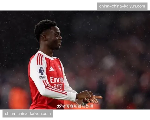 瞬间定格：萨卡突破后选择传中而非内切，阿森纳一次进攻选择的得失分析