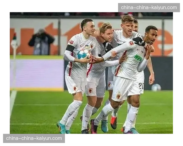 拉齐奥对阵萨勒尼塔纳，比赛中途因球迷向场内投掷烟雾弹中断15分钟